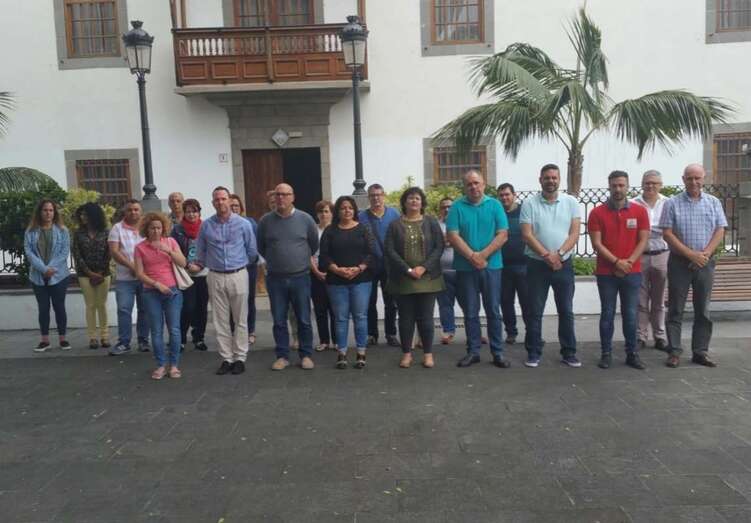 Imagen de la concentración que tuvo lugar a mediodía en el Ayuntamiento de Telde (Foto TA)