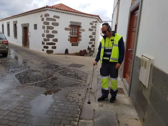 Un operario de Aguas de Telde sondea una posible avería en la red (Foto TA)