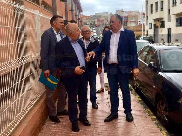 Representantes políticos, técnicos y miembros de las empresas de transportes, hoy en El Calero (Foto Gaumet Florido)