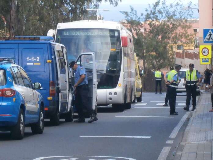 Efectivos policiales y guagua que causó el atropello, en una imagen del mortal accidente (Foto TA)