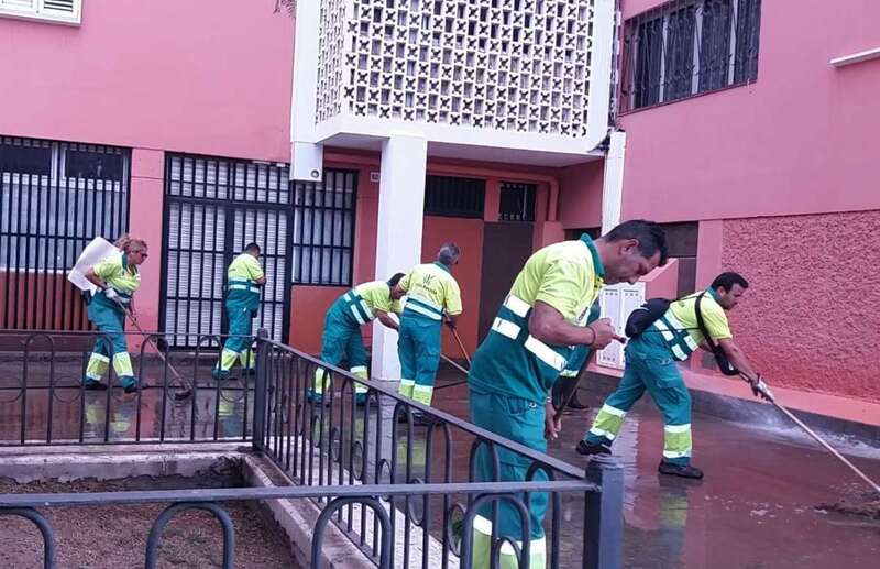 Los operarios se emplearon a fondo para dejar limpio el parque central de Las Remudas (Foto TA)