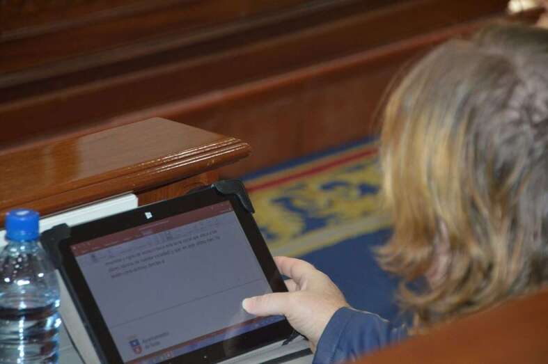 Imagen de archivo de una concejal consultando un expediente durante el Pleno (Foto TA)