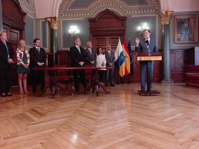 Imagen de archivo de la firma del acuerdo entre Rajoy y NC para la aprobación de los PGE (Foto TA).