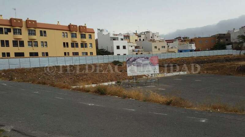 El perímetro de la parcela se encuentra ya perimetrado con vallas (Foto TA).