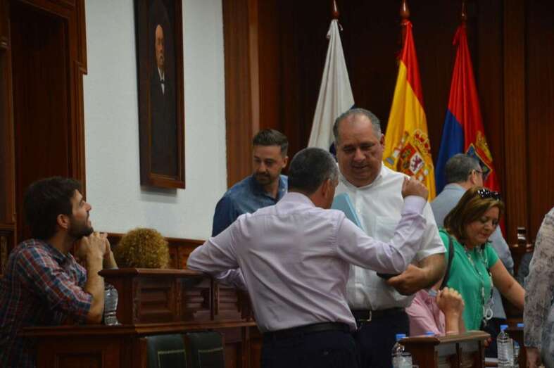 Juan Martel, en una imagen de archivo conversando con miembros de la oposición (Foto TA).