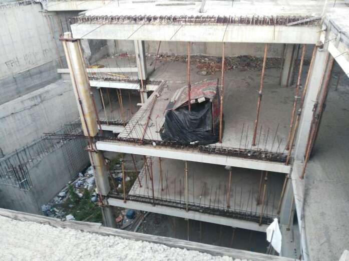 Estado actual de parte del parquin subterráneo de Arnao (Foto TA)