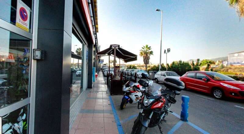 Al fondo, terraza ilegal montada en la calle de Ignacio Ellacuría (Foto Google Maps)