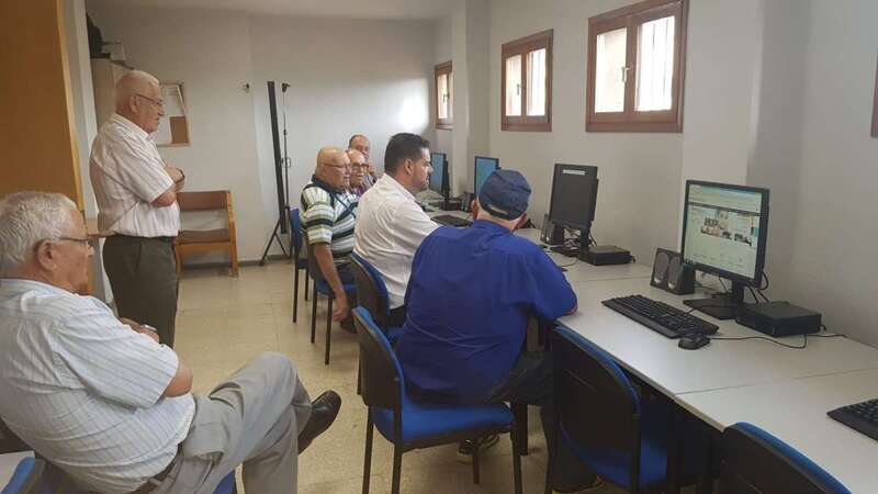 El aula cuenta con nueve ordenadores y fibra óptica (Foto TA).