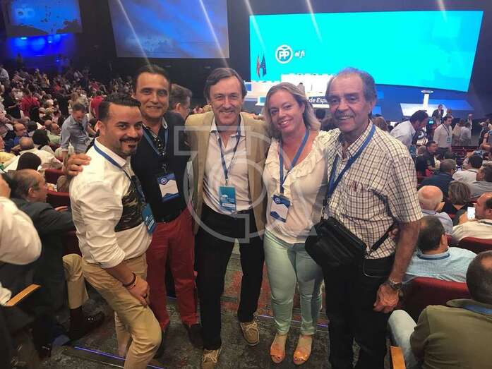 Cuatro de los cinco compromisarios del PP de Telde con Rafael Hernando, portavoz del partido en el Congreso (Foto TA)