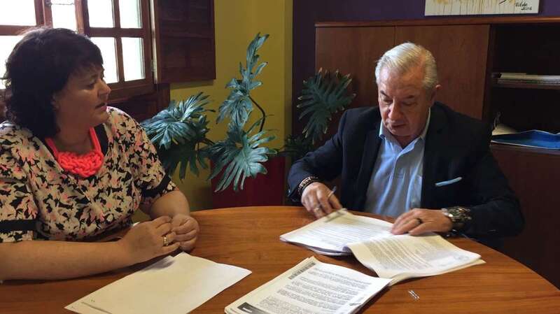 Celeste López (i) y Miguel Ángel Castanedo (d), firmando el contrato (Foto TA).