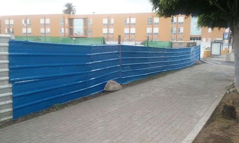 Imagen del vallado que rodea al inacabado aparcamiento subterráneo de Arnao (Foto TA).