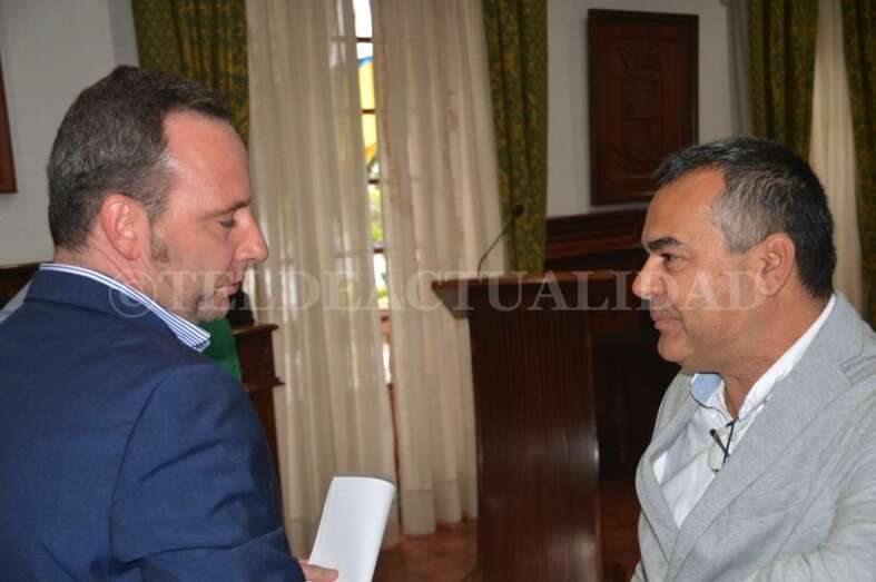Los concejales Eloy Santana y Álvaro Monzón, conversando momentos antes del Pleno (Foto TA)