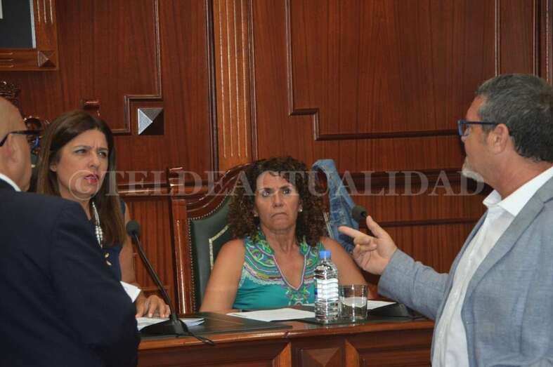 La alcaldesa Carmen Hernández y el concejal socialista Gregorio Viera conversan durante el Pleno (Foto TA)