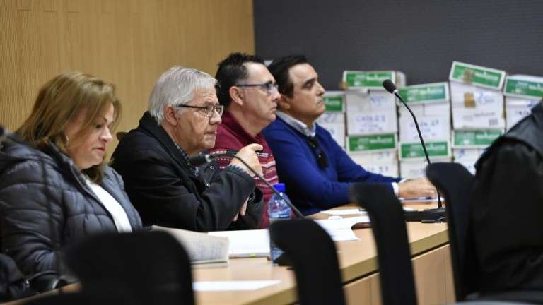 Mari Carmen Castellano, Agustín León, Esteban Cabrera y Francisco Valido, durante el juicio (Foto TA)