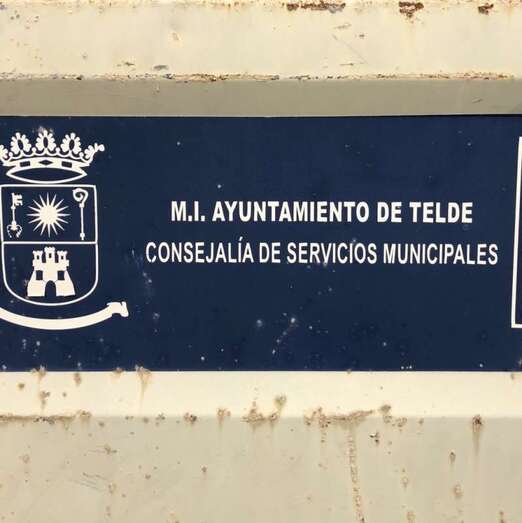 Imagen de uno de los contenedores rotulados con el fallo ortográfico (Foto TA)