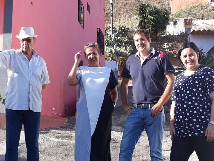 Miembros de Ciudadanos con vecinos de la zona, días atrás (Foto TA)