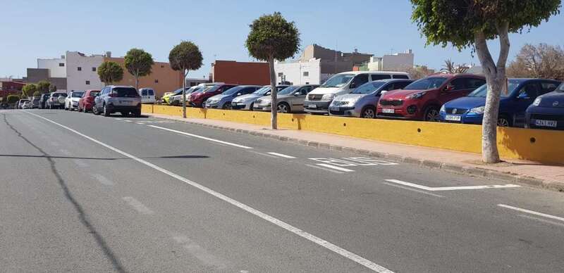 Parada de guaguas frente al CEA El Calero (Foto TA)