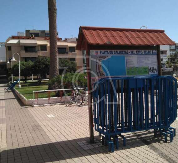 Vallas abandonadas a su suerte en el paseo de Salinetas (Foto TA)