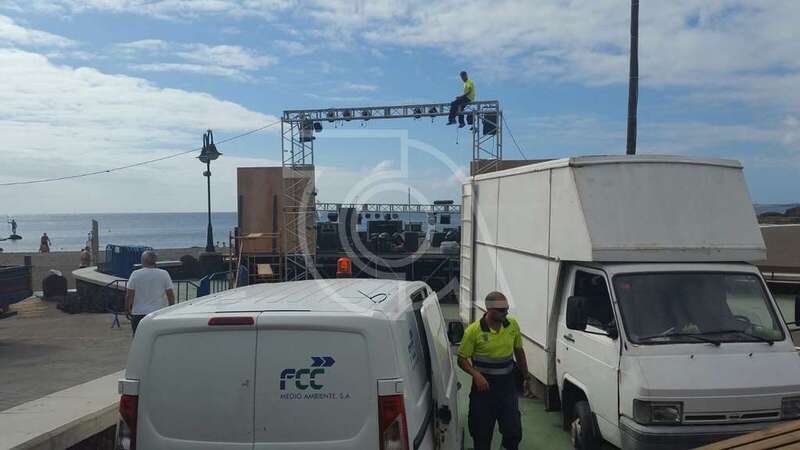 Operarios de una empresa sobre el arco de luz y sonido sin casco ni arnés (Foto TA)