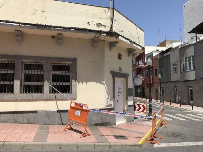 Cierre de la entrada a Educación (Foto TA)