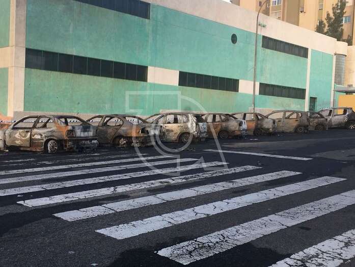 Imagen de los vehículos que quedaron calcinados en Jinámar la madrugada del pasado viernes (Foto TA)