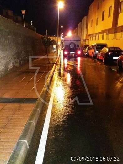 La cuba limpia una de las calles de La Garita (Foto TA)