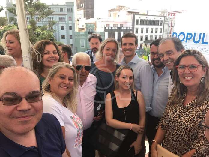 Militantes del PP de Telde con Pablo Casado y Asier Antona, ayer en la capital grancanaria (Foto TA)