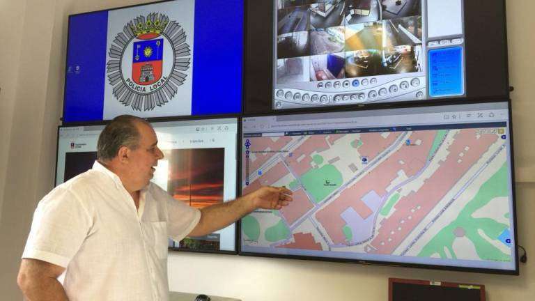  El concejal Juan Martel ante los paneles de control del nuevo centro de comunicaciones (Foto Canarias7)