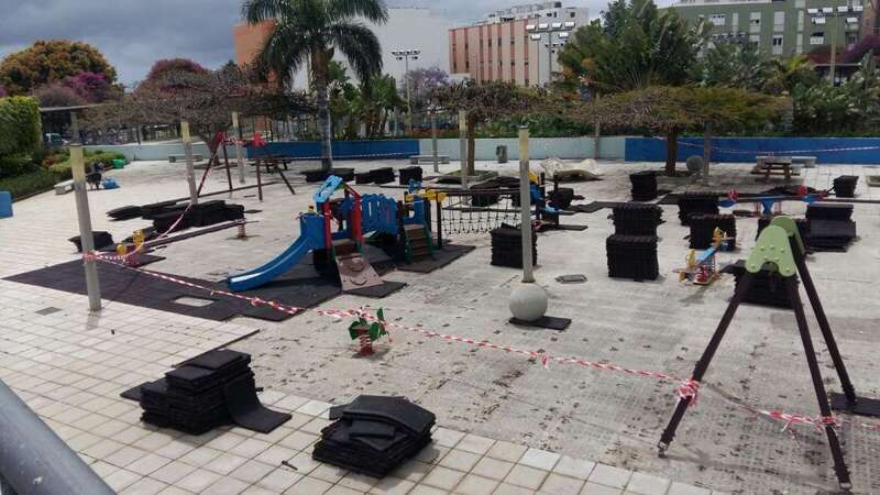 El área infantil sigue cerrada, a la espera de la reanudación de las obras (Foto TA)