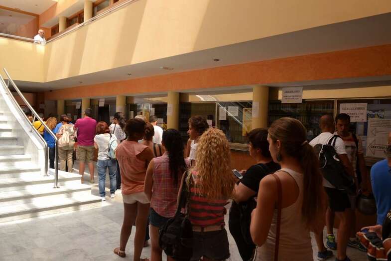 Imagen de archivo de una cola de espera en el Registro municipal (Foto TA)
