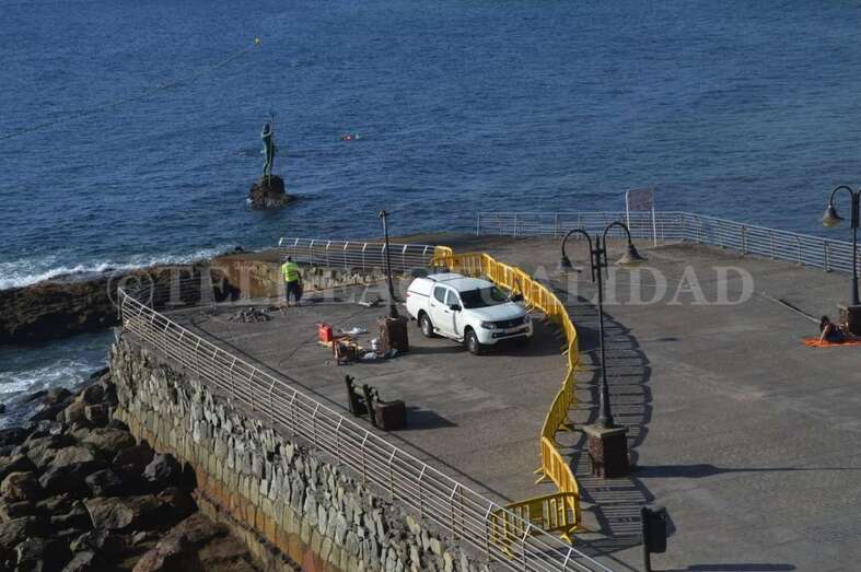 Los trabajos consisten en la reposición de la barandilla y la reconstrucción parcial del dique (Foto TA)