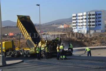 Trabajos de asfaltado en la Rambla de Pedro Lezcano (Foto TA y Jesús Ruiz Mesa)