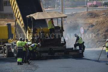 Trabajos de asfaltado en la Rambla de Pedro Lezcano (Foto TA y Jesús Ruiz Mesa)