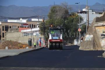 Trabajos de asfaltado en la Rambla de Pedro Lezcano (Foto TA y Jesús Ruiz Mesa)