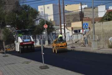 Trabajos de asfaltado en la Rambla de Pedro Lezcano (Foto TA y Jesús Ruiz Mesa)