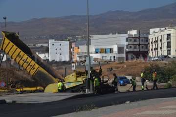 Trabajos de asfaltado en la Rambla de Pedro Lezcano (Foto TA y Jesús Ruiz Mesa)
