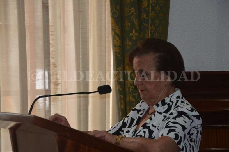 La vecina Pastora Araña Medina fue la encargada de leer el manifiesto institucional contra la violencia de género ante el Pleno (Foto TA)