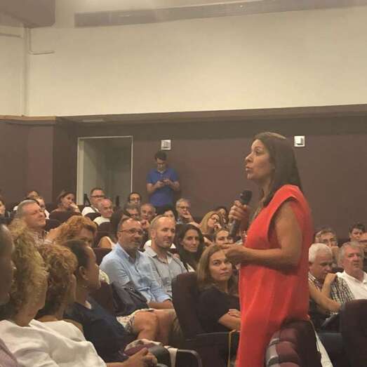 Momento de la intervención de Carmen Hernández en la asamblea local de NC de Santa Lucía (Foto TA)