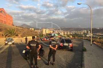 Controles de la Policía Canaria en Jinámar (Foto TA)