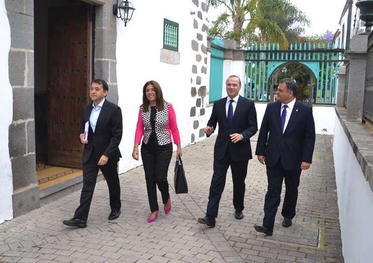 La alcaldesa de Telde, junto a los regidores de Santa Cruz de Tenerife, Las Palmas de Gran Canaria y La Laguna (Foto TA)