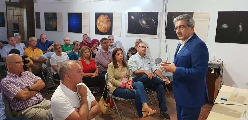 Momento de la charla que comenzó a las 19.30 horas (Foto TA)