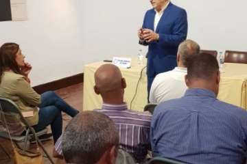 Charla en Telde de Román Rodríguez sobre las reformas del REF y del Estatuto de Autonomía (Foto Antonio Alí y TA)