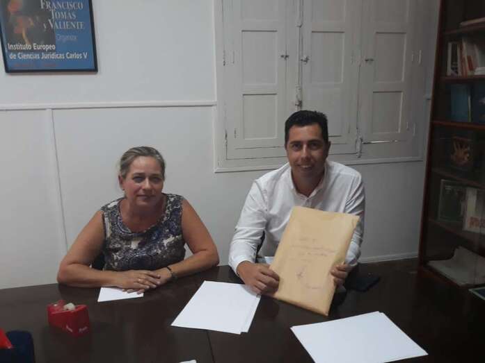 Alejandro Ramos con el sobre que contiene las firmas de los militantes que avalan su candidatura a la Alcaldía de Telde (FotoTA)