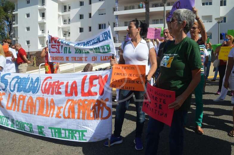 Protesta de las camareras limpiadoras de Taliarte, el pasado jueves delante de la puerta principal de la residencia (Foto TA)