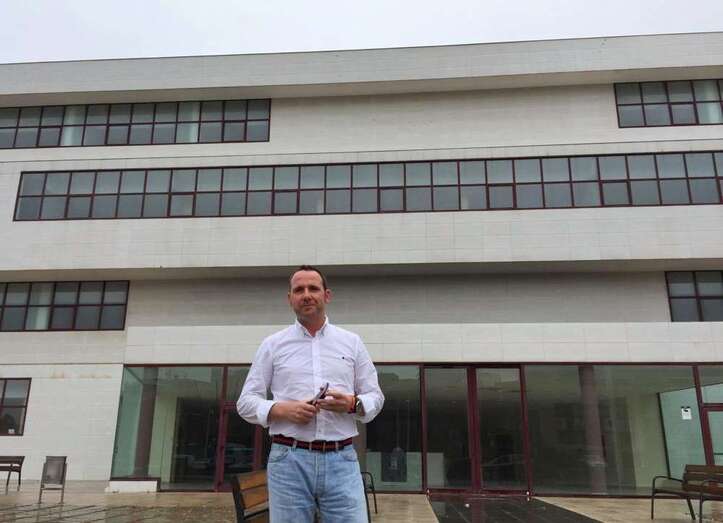 Eloy Santana, concejal de Vías y Obras, este jueves en el edificio de Usos Múltiples de El Cubillo (Foto TA)