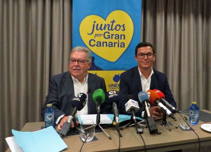 El secretario general de CC en Gran Canaria, Pablo Rodríguez (d), y el presidente de Unidos por Gran Canaria, José Miguel Bravo de Laguna (i),durante la presentación de la coalición Juntos por Gran Canaria (Foto TA)