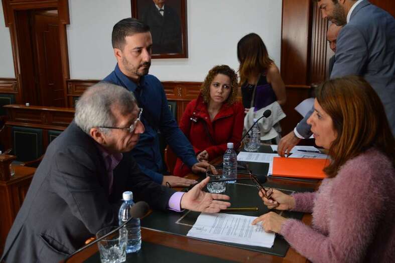La alcaldesa Carmen Hernández charla con Guillermo Reyes y Juan Antonio Peña, en un Pleno de Telde (Foto TA)