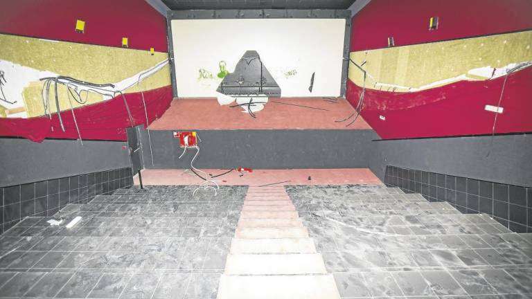 Vista de una de las salas de cine, sin butacas y con la pantalla arrancada a jirones (Foto Canarias7 / Borja Suárez)