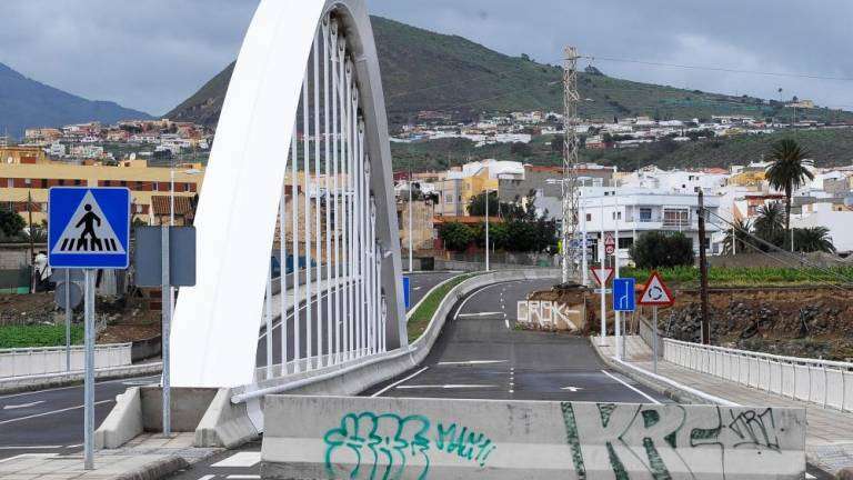 Imagen de archivo del viaducto, con la torreta ocupando un carril que obligó a una expediente de expropiación posterior (Foto TA)