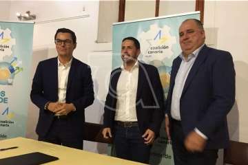 Firma del acuerdo electoral entre CC y CCD en la sede del Círculo Cultural de Telde (Foto TA)